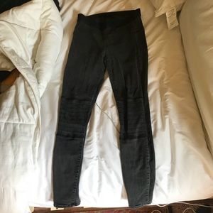 Black skinny jean with knee detail